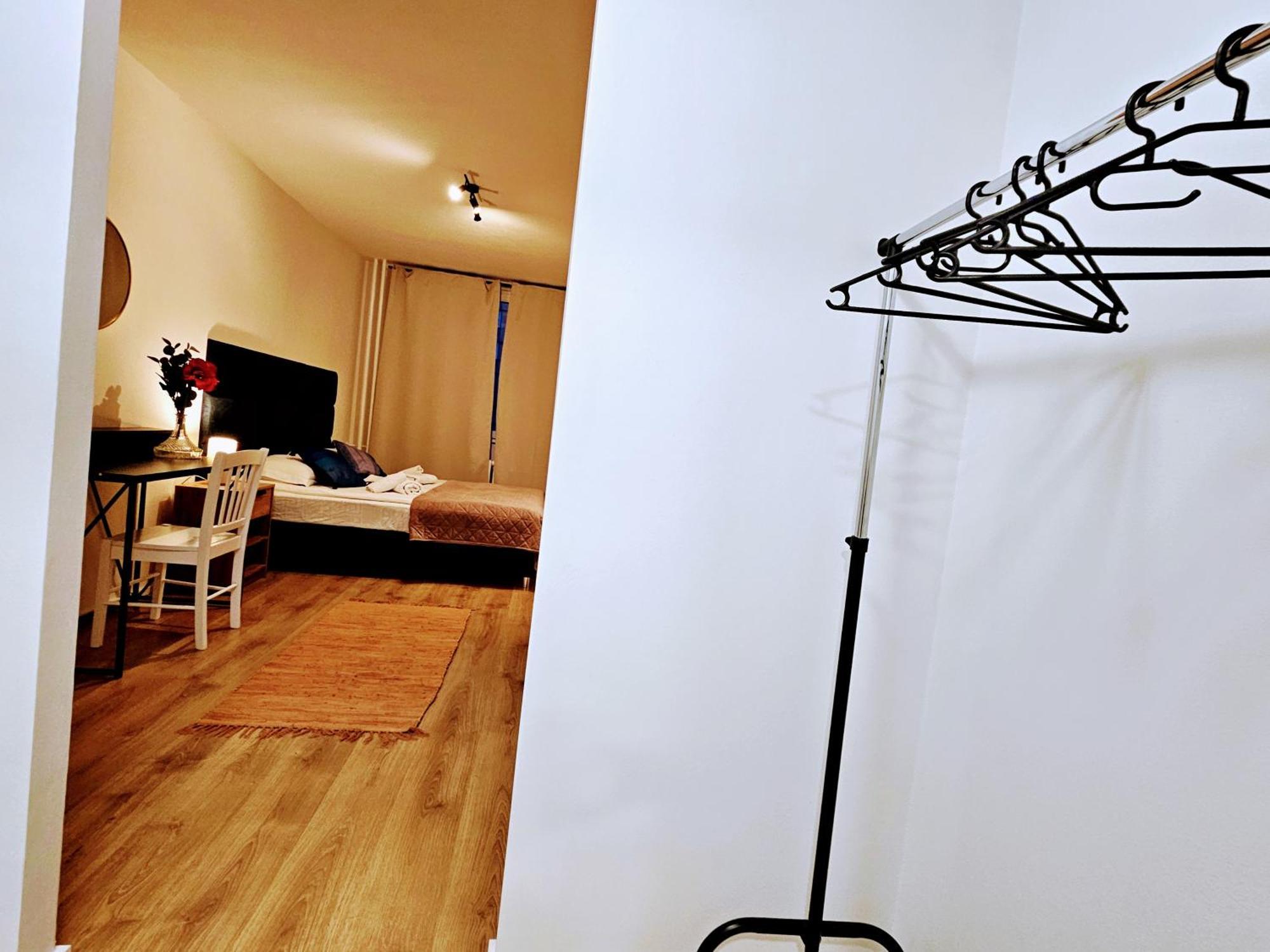 Live-inn Hotel-style 5 Apartments, 20 Mins To Centre, Gym, Reception, Free Parking, Lift, Roof Terrace & Game Apartmán Prague
